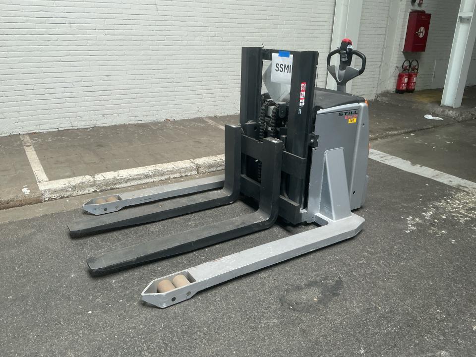 High lift Pallet truck image