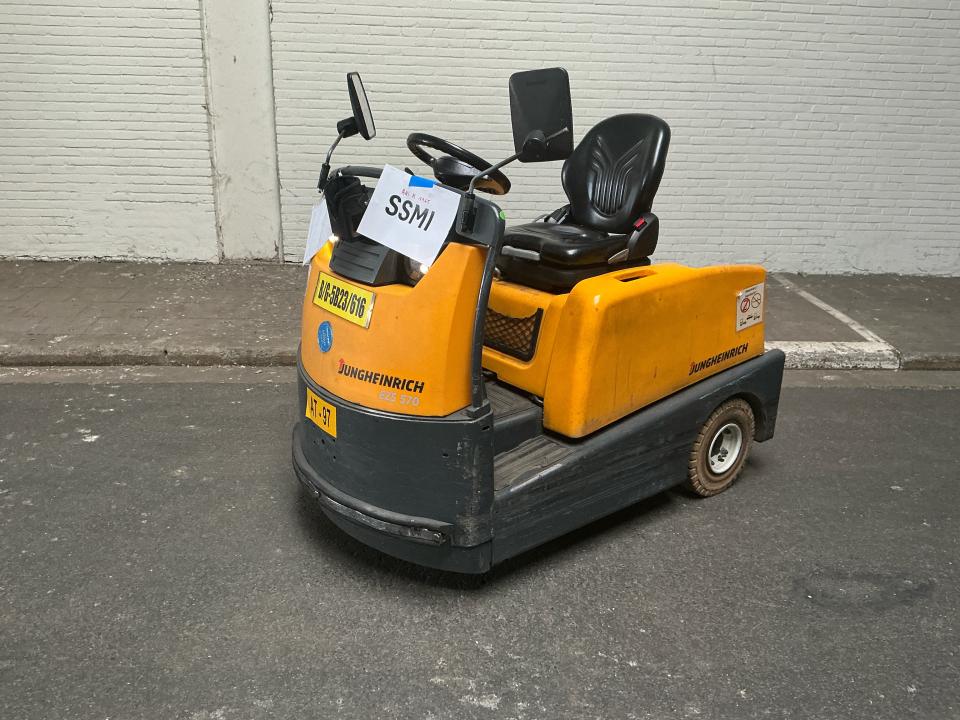 Tow tractor Internal Transportation