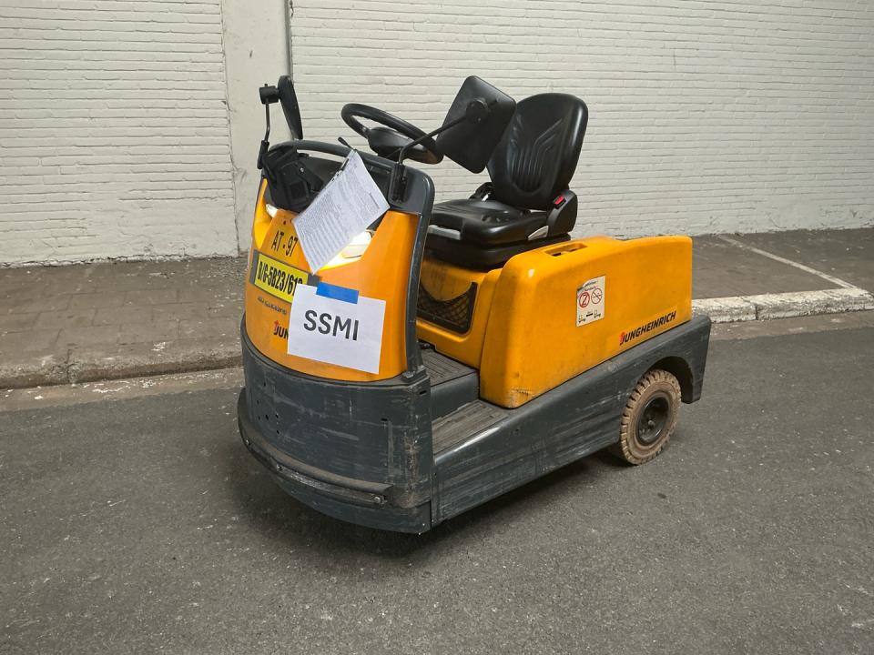 Tow tractor Internal Transportation