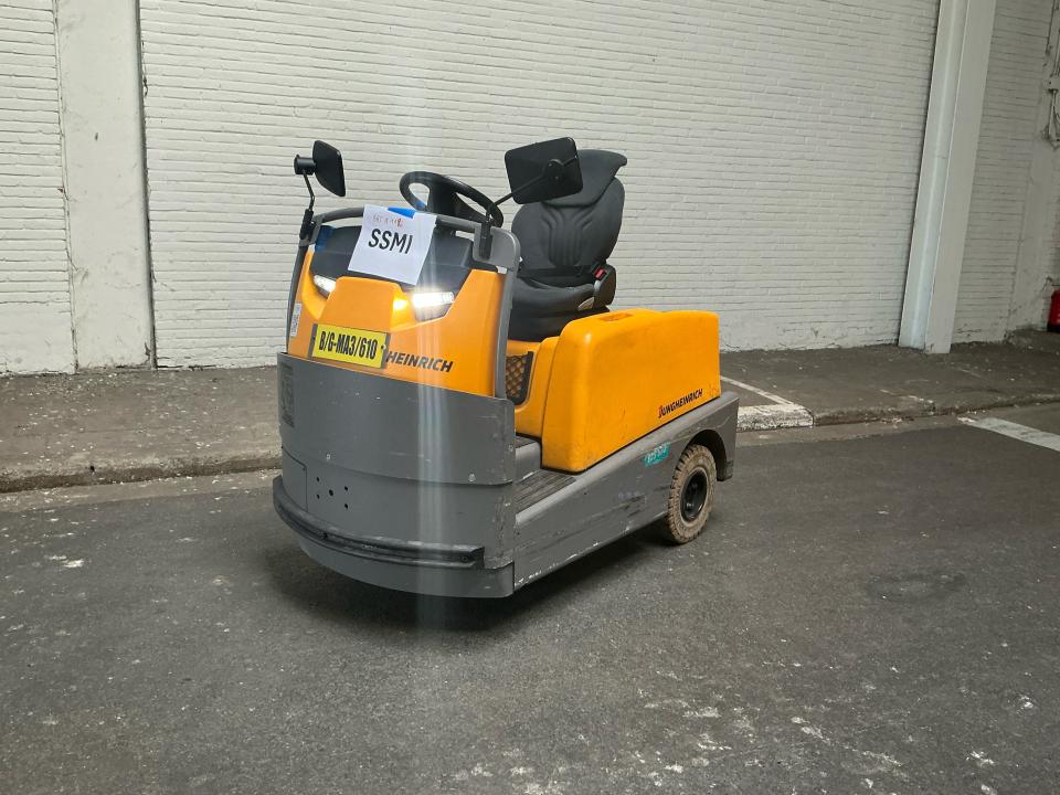 Tow tractor Internal Transportation