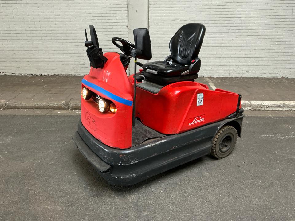 Tow tractor Internal Transportation