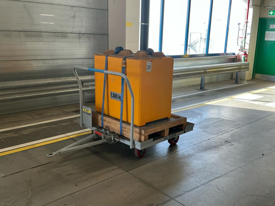 Trailer with concrete block 1000kg Various Internal Transport