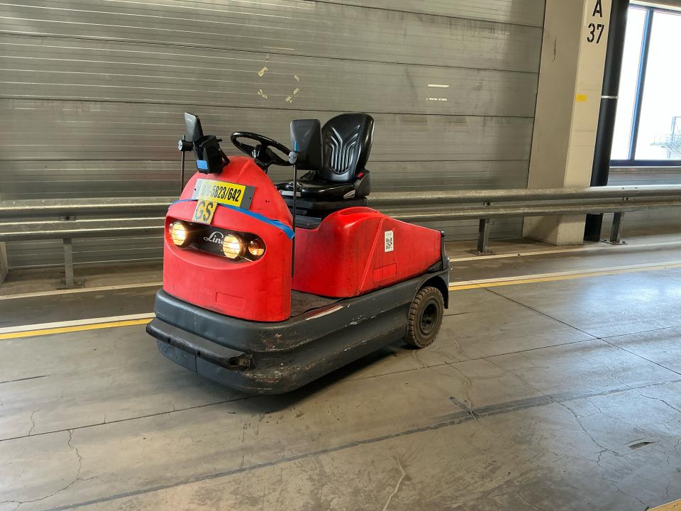 Tow tractor Internal Transportation