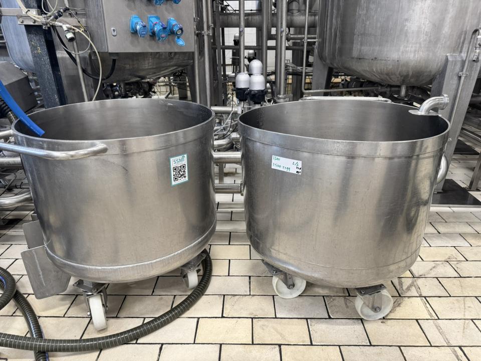 Mobile stainless-steel process vats / ingredient transfer kettles 2x 