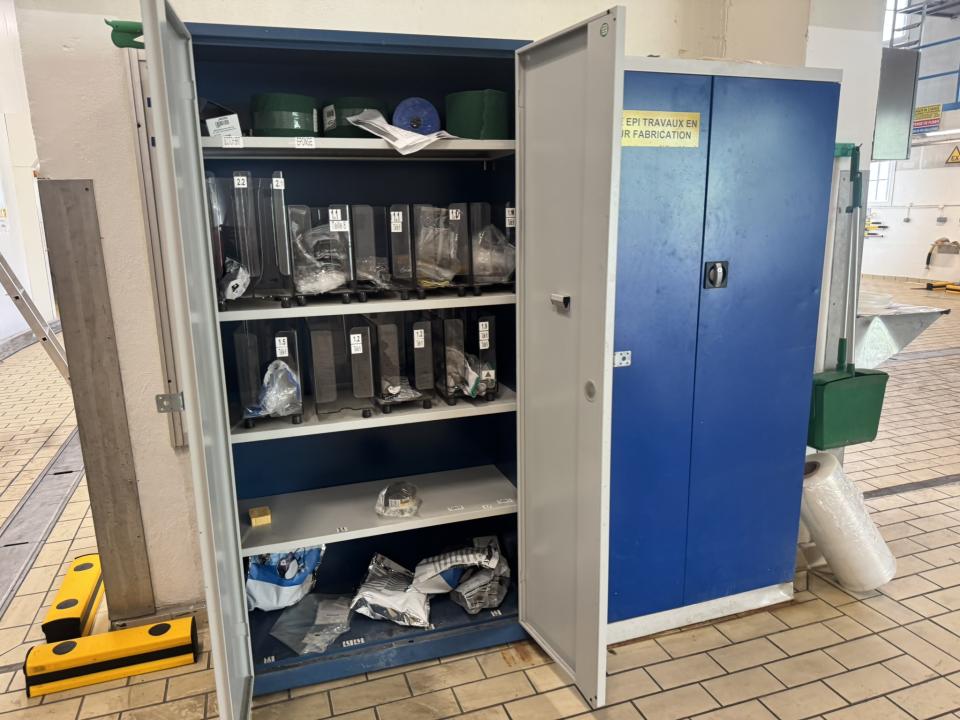 storage cabinets 2x  Cabinets