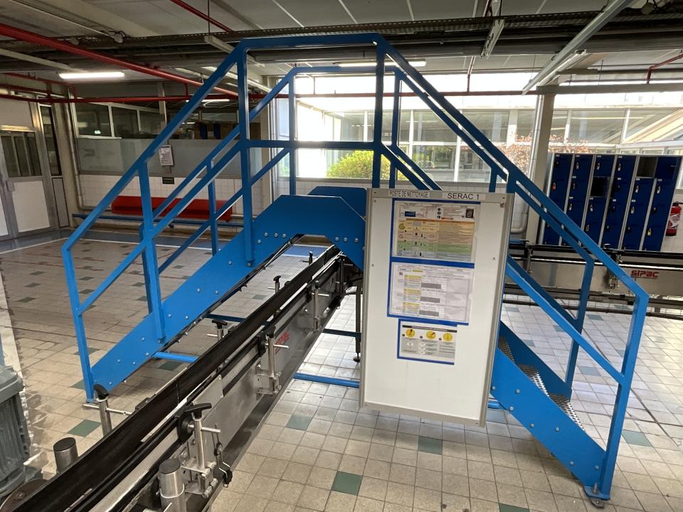 Step Ladder with Crossover for Conveyor Belt - Line 1&nbsp; 