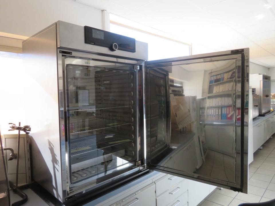 Memmert GmbH and Co. KG IN260 Laboratory Incubator- R and D&nbsp; 