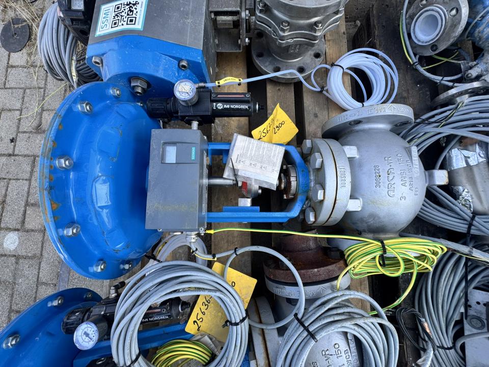 Control valve with pneumatic diaphragm actuator and smart positioner Installation valves