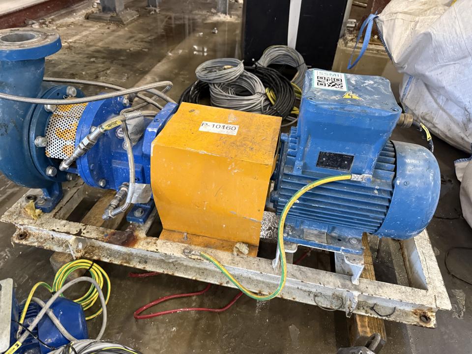 V-1030 discharge pump 