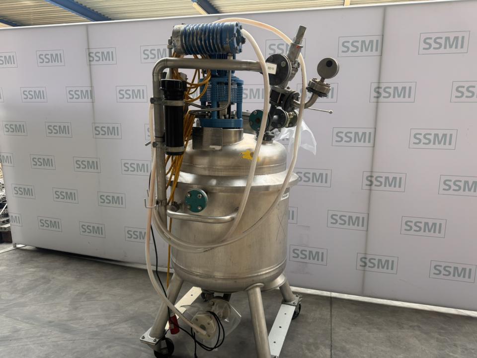 Process vessel/reactor with a top-mounted agitator/mixer Reactors