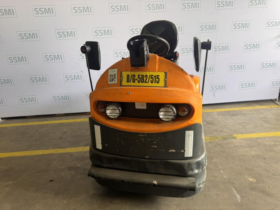 Tow Tractor 