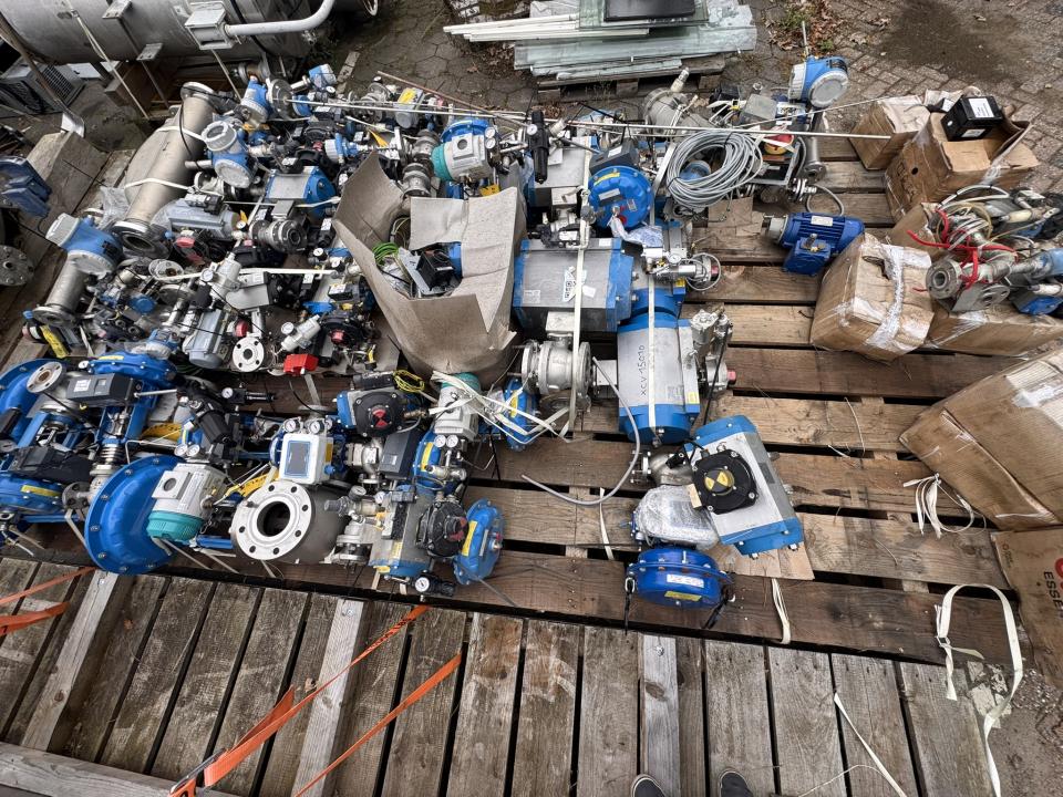 Skid with valves and parts 